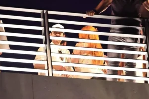 ice spice and tobey maguire at michael rubins all white v0 j0xluqedavah1